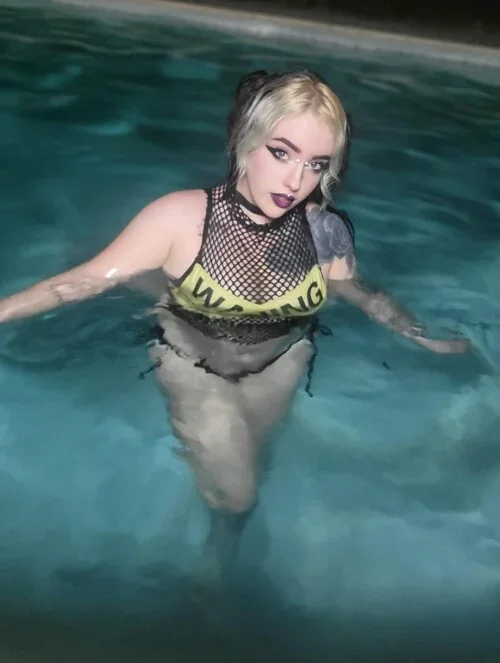 a-wild-goth-appears-in-the-pool-3-v0-srygkglxo0ag170851c2e321a9046.md.webp